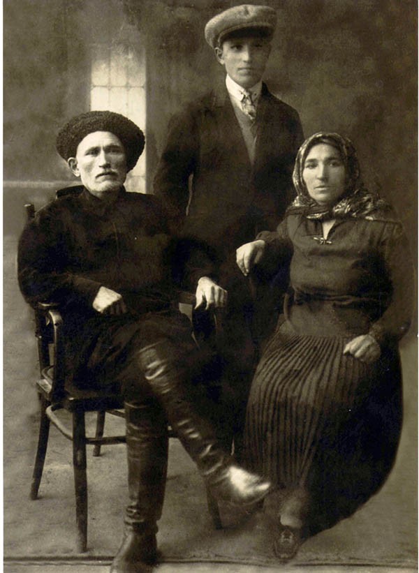 Абдулмуталиб Гашимов с женой и сыном Расулом, 1930-е годы Абдулмуталиб Гашимов с женой и сыном Расулом, 1930-е годы