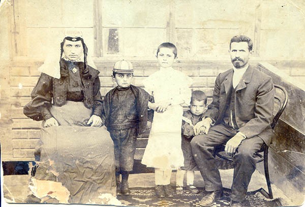 Макар Касиев с первой женой и детьми, 1913 г. Макар Касиев с первой женой и детьми, 1913 г.