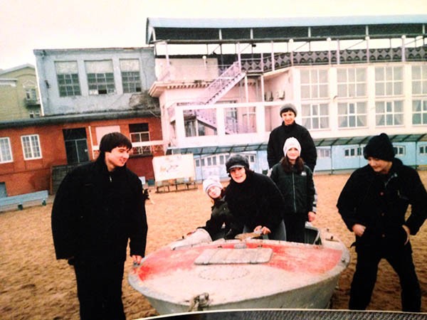 Дети из дома по ул. Буйнакского, 6. 1990-е гг. Дети из дома по ул. Буйнакского, 6. 1990-е гг.