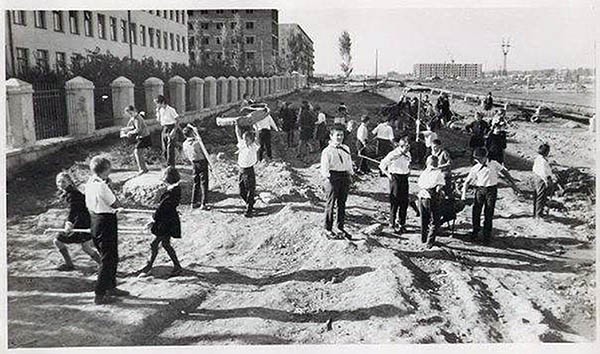 Субботник возле школы №8, ул. Мира, 1960-е Субботник возле школы №8, ул. Мира, 1960-е