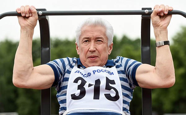 Васильев демонстрирует, что Дагестан должен подтягиваться, а не отжиматься... Васильев демонстрирует, что Дагестан должен подтягиваться, а не отжиматься...