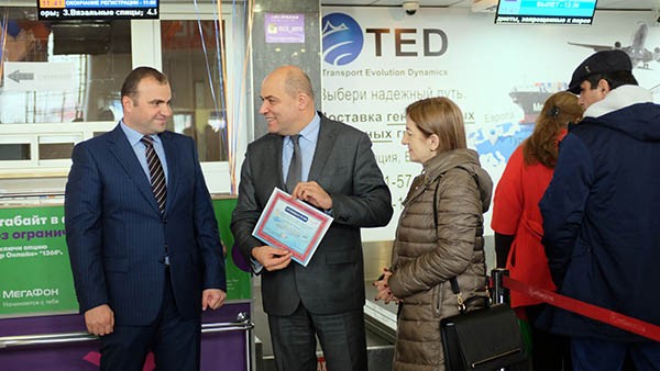 Первого пассажира наградили сертификатом на бесплатный перелёт Первого пассажира наградили сертификатом на бесплатный перелёт