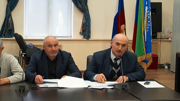 Начальник управления образования Абдулгамид Джамалов и замглавы Магомед Магомедов отметили большую работу по развитию образования в Дахадаевском районе Начальник управления образования Абдулгамид Джамалов и замглавы Магомед Магомедов отметили большую работу по развитию образования в Дахадаевском районе