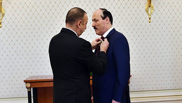 Абдулатипов сумел подружиться с Алиевым так, что получил орден «Дружбы» АР Абдулатипов сумел подружиться с Алиевым так, что получил орден «Дружбы» АР