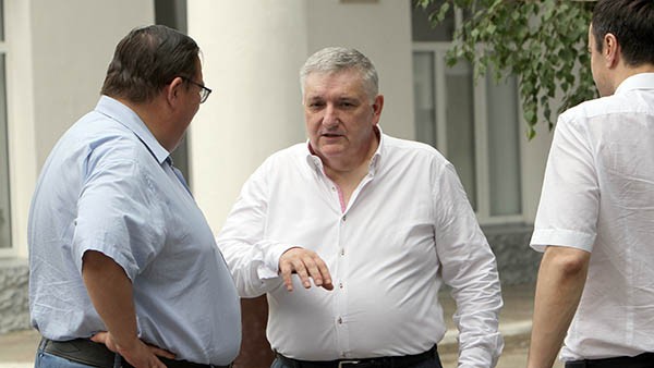 Зайдин Джамбулатов (справа) умеет объяснять сложные вопросы в сфере АПК легко, доступно, на пальцах Зайдин Джамбулатов (справа) умеет объяснять сложные вопросы в сфере АПК легко, доступно, на пальцах
