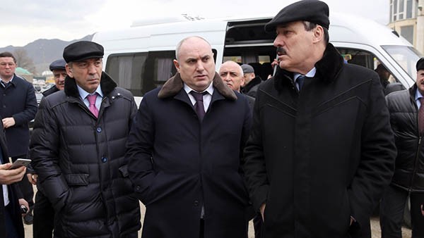 Абдусамад Гамидов и Муса Мусаев благодаря политической фортуне смогли высоко подняться. И их увидели... Абдусамад Гамидов и Муса Мусаев благодаря политической фортуне смогли высоко подняться. И их увидели...