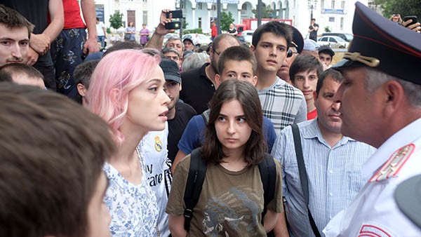 ...и тогда в ход идут автозаки, силовые ведомства, да та же необразованная пассионарная часть населения, которая так любит попинать людей ...и тогда в ход идут автозаки, силовые ведомства, да та же необразованная пассионарная часть населения, которая так любит попинать людей