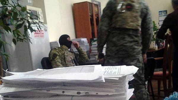Люди в масках и с оружием в кабинетах власти стали визитной карточкой современного Дагестана Люди в масках и с оружием в кабинетах власти стали визитной карточкой современного Дагестана