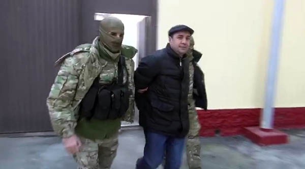 Магомед Джелилов год назад покидал свой дом в сопровождении следователей. История повторилась... Магомед Джелилов год назад покидал свой дом в сопровождении следователей. История повторилась...