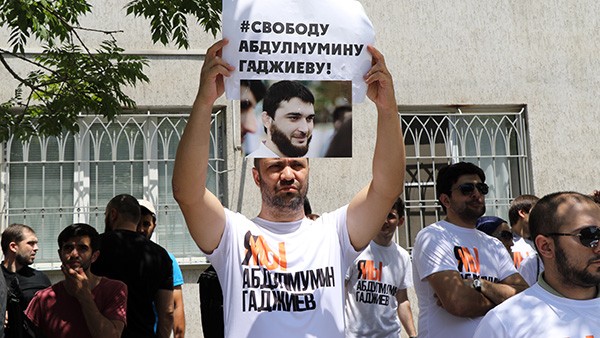 Пока шло судебное заседание, коллеги и друзья Гаджиева стояли в одиночном пикете Пока шло судебное заседание, коллеги и друзья Гаджиева стояли в одиночном пикете