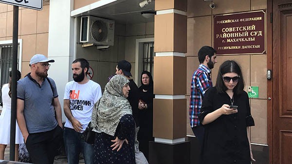 Ожидания у Советского райсуда Махачкалы завершаются одинаково: судьи слышат только прокуроров... Ожидания у Советского райсуда Махачкалы завершаются одинаково: судьи слышат только прокуроров...