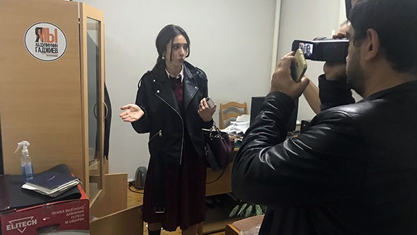 Инна Хатукаева рассказывает коллегам-журналистам о том, как проходил обыск Инна Хатукаева рассказывает коллегам-журналистам о том, как проходил обыск
