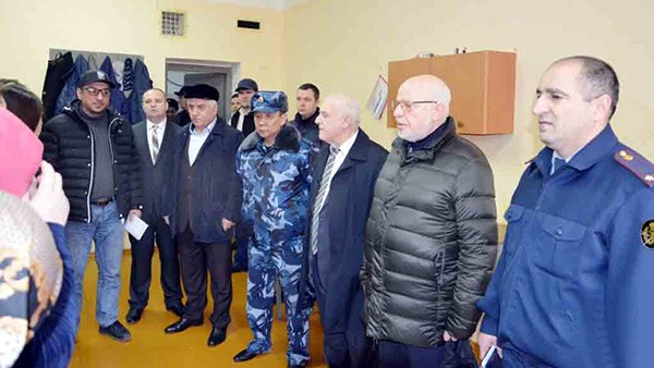 Дауд Давыдов (крайний справа) теперь может на себе ощутить прелести СИЗО-1 Махачкалы Дауд Давыдов (крайний справа) теперь может на себе ощутить прелести СИЗО-1 Махачкалы