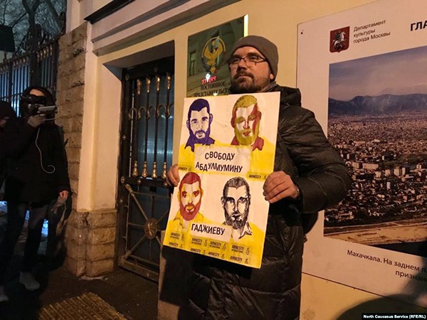 Многие приходили со своими плакатами. Все они требовали свободу Абдулмумину Гаджиеву Многие приходили со своими плакатами. Все они требовали свободу Абдулмумину Гаджиеву