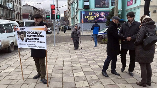 Каждый понедельник друзья, коллеги и близкие Абдулмумина Гаджиева выходят на одиночные пикеты Каждый понедельник друзья, коллеги и близкие Абдулмумина Гаджиева выходят на одиночные пикеты