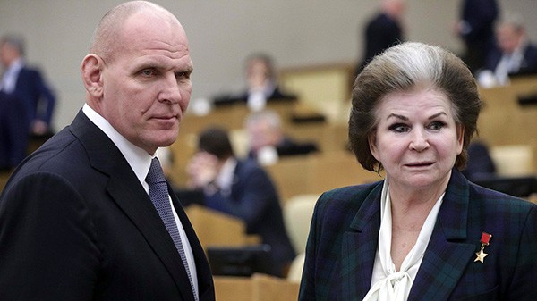 Александр Карелин и Валентина Терешкова с разным успехом правили Конституцию Александр Карелин и Валентина Терешкова с разным успехом правили Конституцию