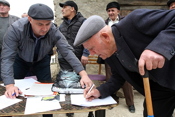 Участники схода подписывались под каждой общей инициативой Участники схода подписывались под каждой общей инициативой