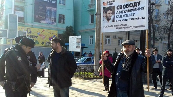 Муртазали Гасангусейнов на одиночном пикете в поддержку журналиста “Черновика” Муртазали Гасангусейнов на одиночном пикете в поддержку журналиста “Черновика”