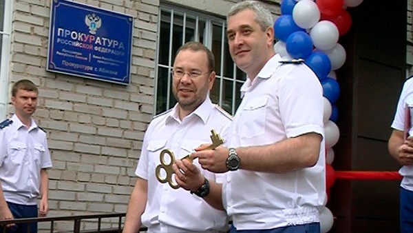 Руководство дагестанской прокуратуры иногда вручает золотой ключик возможностей своим подчинённым Руководство дагестанской прокуратуры иногда вручает золотой ключик возможностей своим подчинённым