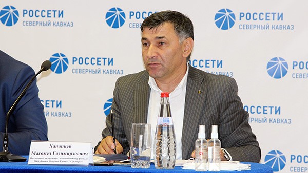 И.о. главного инженера филиала «Дагэнерго» Магомед Ханапиев: «Компания уделяет большое внимание технике безопасности на производстве. Для этих целей приобретено и роздано 505 комплектов дугазащитных костюмов» И.о. главного инженера филиала «Дагэнерго» Магомед Ханапиев: «Компания уделяет большое внимание технике безопасности на производстве. Для этих целей приобретено и роздано 505 комплектов дугазащитных костюмов»