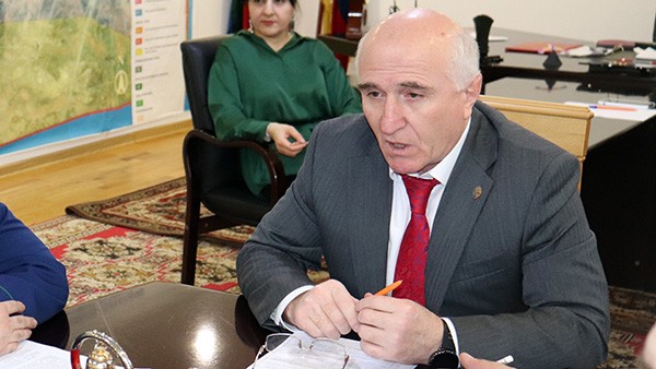Мэр Южно-Сухокумска Абдула Абдулаев  выходит из себя и вводит карантин