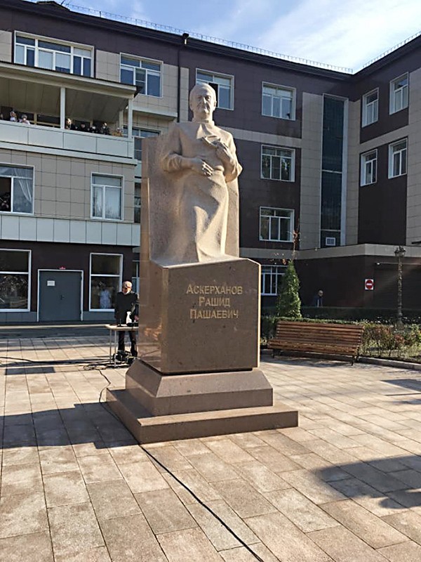 Чтобы быть настоящим врачом, надо отдать медицине свою жизнь без остатка. Рашид Аскерханов доказал это своим примером Чтобы быть настоящим врачом, надо отдать медицине свою жизнь без остатка. Рашид Аскерханов доказал это своим примером
