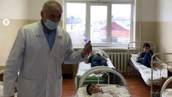 К больным заглянул главврач ЦГБ Буйнакска Магамада Магомедов К больным заглянул главврач ЦГБ Буйнакска Магамада Магомедов