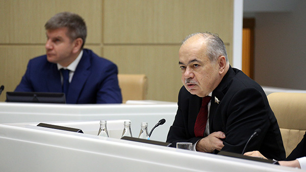 Ильяс Умаханов и Сулейман Керимов встречали Меликова на правах хозяев Ильяс Умаханов и Сулейман Керимов встречали Меликова на правах хозяев