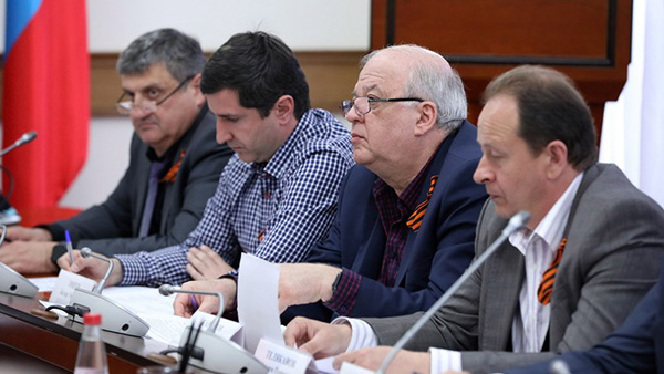 Руководитель АГИП РД Алексей Гасанов (первый слева) влияет на политику, оставаясь на заднем плане... Руководитель АГИП РД Алексей Гасанов (первый слева) влияет на политику, оставаясь на заднем плане...