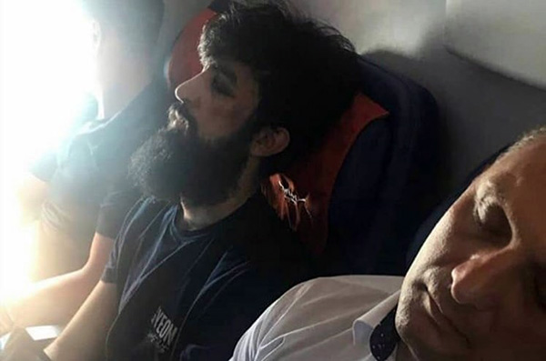 Обнаружила Кемала пассажирка самолёта: с фингалом и в сопровождении оперов Обнаружила Кемала пассажирка самолёта: с фингалом и в сопровождении оперов