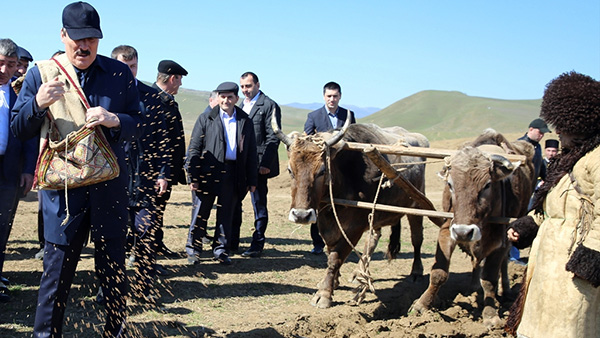 Рамазан Абдулатипов опирался на олигархов, хоть и старался быть ближе к народу Рамазан Абдулатипов опирался на олигархов, хоть и старался быть ближе к народу