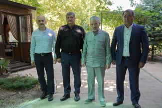 Алексей Гасанов (второй слева) считается чиновником, ответственным за внутреннюю политику Дагестана...