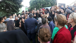 Дагестанки, выступавшие против мобилизации, обступили сотрудника махачкалинской администрации