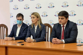Эмилия Раджабова (в центре) и Марат Исмаилов (справа) решили сыграть пару партий в политические шахматы