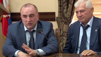 Камиль Изиев (на фото слева) передал власть Абидину Карчигаеву спокойно. Но ситуация обострилась...