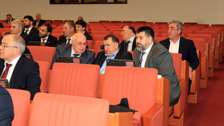 У депутатов Ильмана Алипулатова и Сагида Сагидова было очень много вопросов к мэру Махачкалы