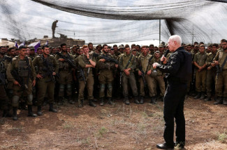 Йов Галлант встречается с солдатами в южном Израиле у границы с сектором Газа